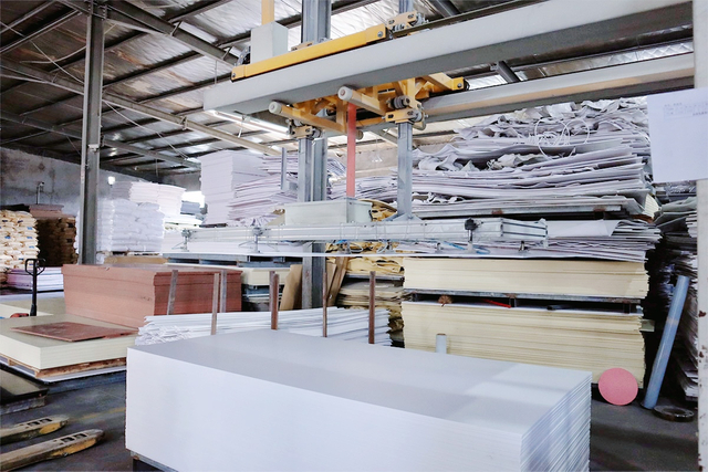 Goldensign PVC Foam Board Factory-منشأة تصنيع حديثة تنتج لوحات رغوة PVC عالية الجودة.