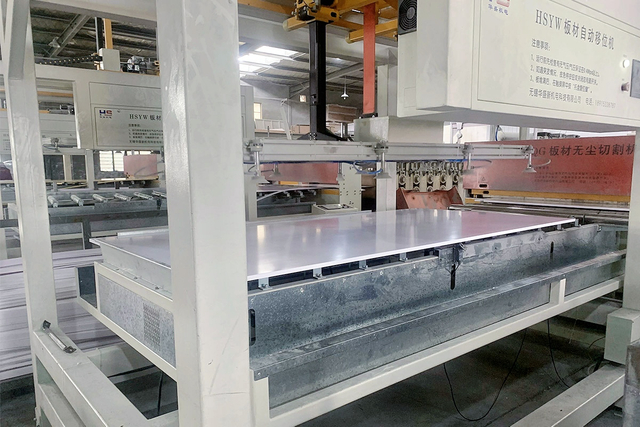 Workshop Goldensign Manufacturing-مصنع مجهز جيدًا مخصص لإنتاج لوحة رغوة PVC.